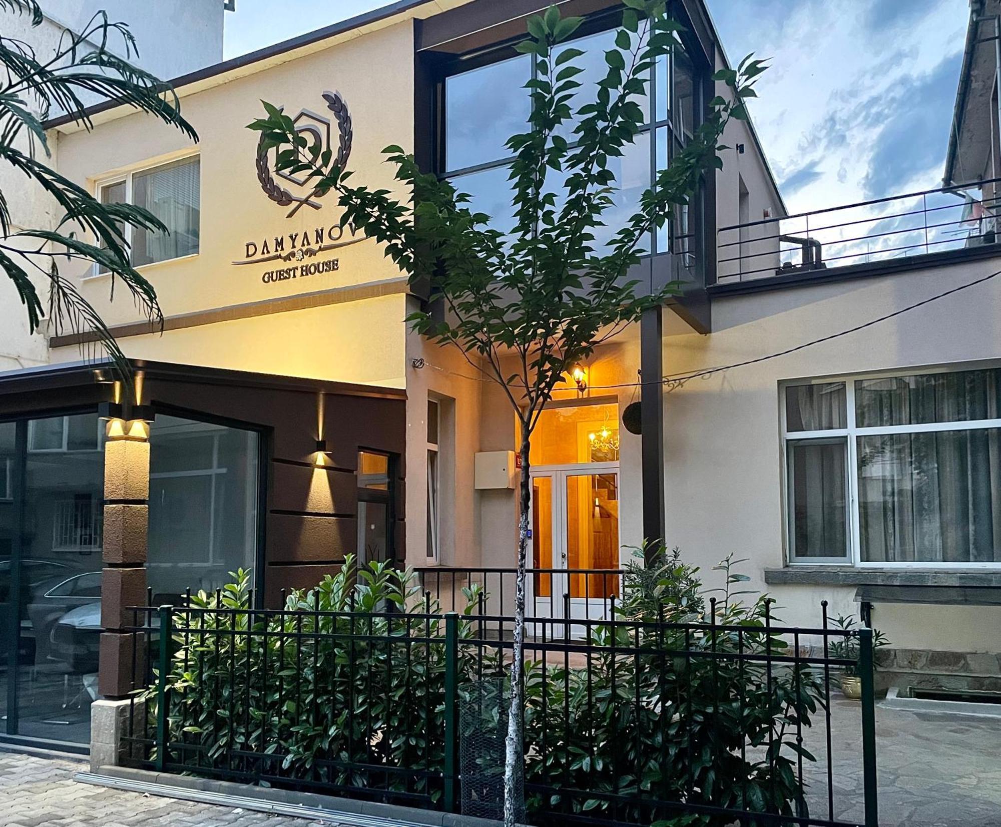 Damyanov House Къща за гости *